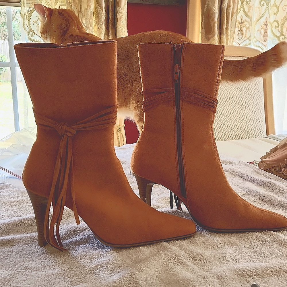 Size 7.5 brown tassel calf boots with side zipper
